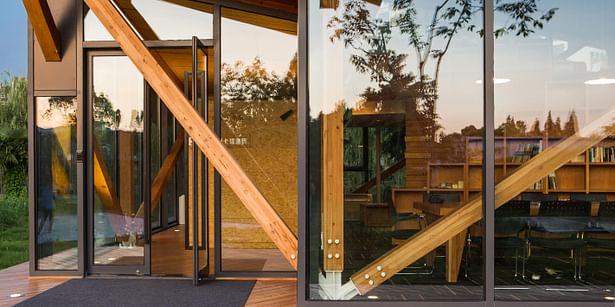 Seperated wood structure and full-height glass curtain walls ©Aurelien Chen