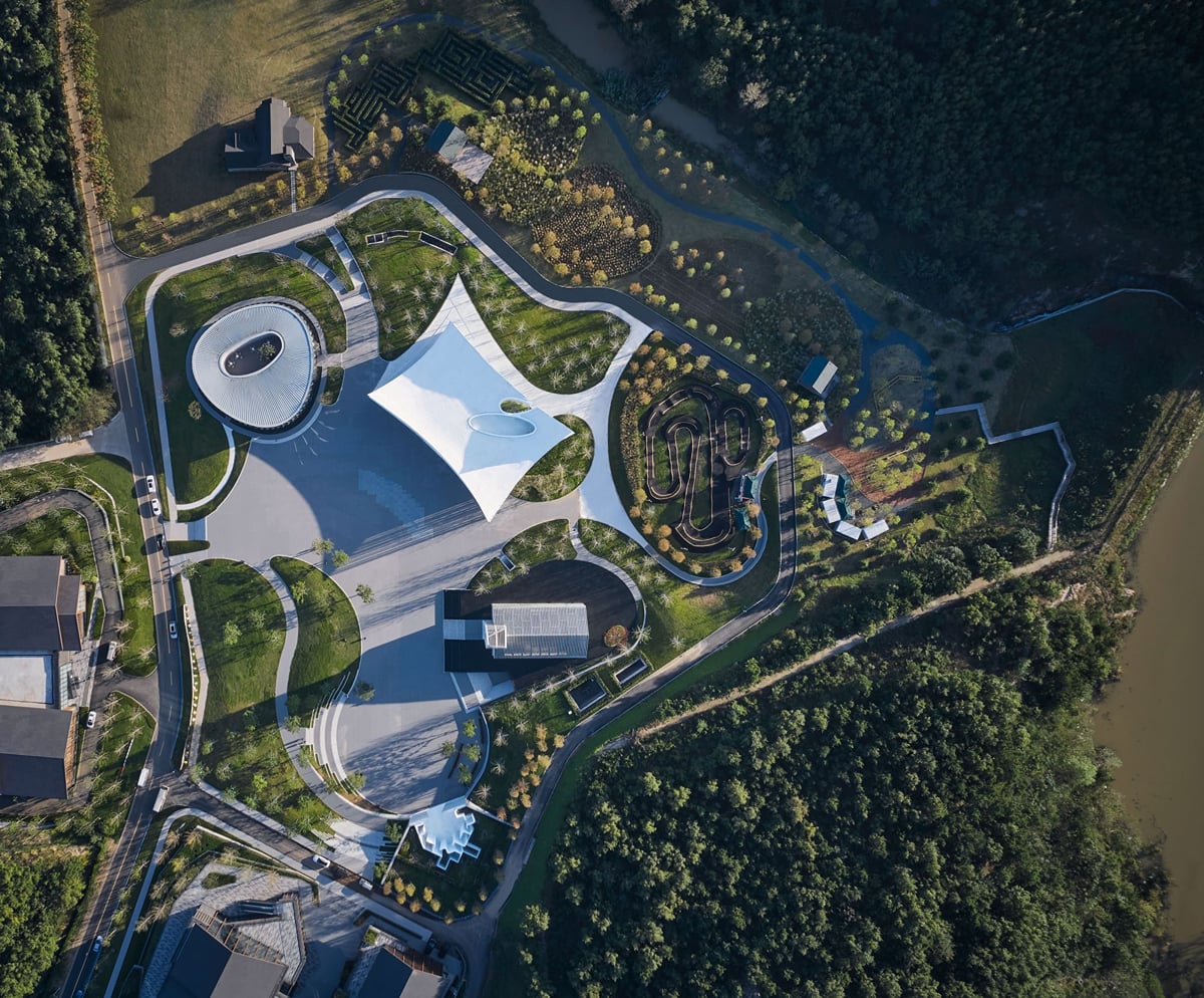 Walkable curved rooftop floats over gn architects' child activity ...