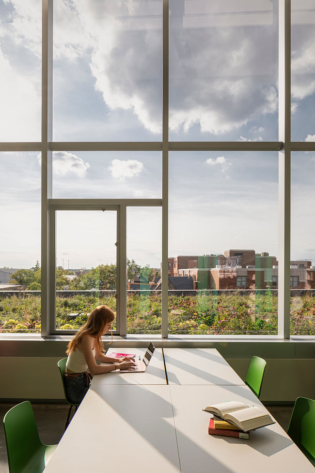 The building's top floor is filled with study spaces. Image courtesy of © Michael Grimm.