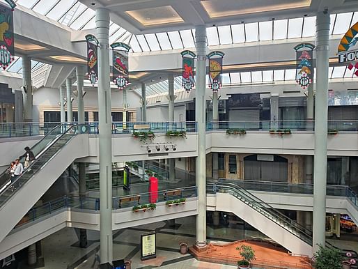 View of a dead mall in Alexandria, Virginia. Image courtesy of Wikimedia user Payton Chung. 