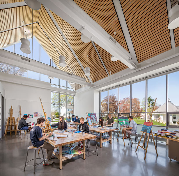 The north-facing, light-filled painting studio looks out on the Arts Terrace and the dining hall. Durable finishes and flexible furnishings allow the studio to be easily rearranged as project needs change. Studio walls serve as temporary gallery spaces, where advanced art students display their evolving work in salon-style pinups. Photo credit: Jonathan Hillyer