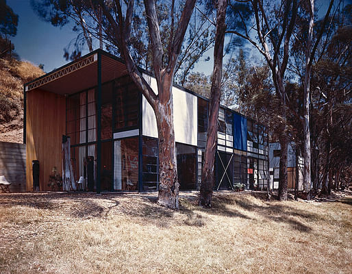 The Eames House, as photographed by Julius Shulman in 1950. Photo: J. Paul Getty Trust. Used with permission. Julius Shulman Photography Archive, Research Library at the Getty Research Institute (2004.R.10)