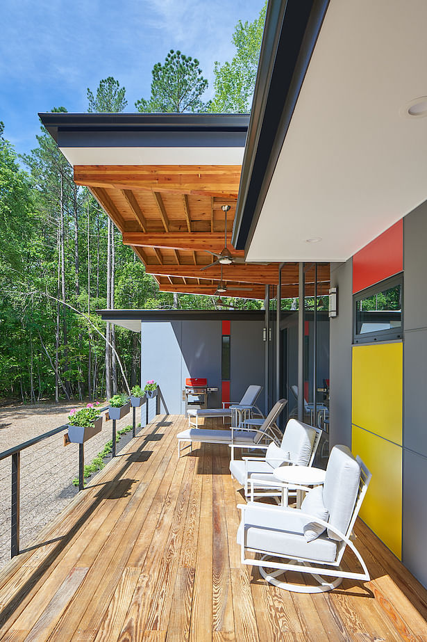 The deeply cantilevered central roof provides shade and a sheltered place to enjoy rain showers.