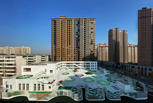 The outdoor playground and the architecture are ultimately extended and integrated with each other. © Commune One, Zhang Hetian