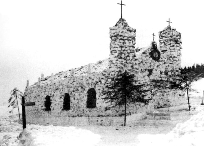  a photograph can be seen of the original 1911 snow church in Mitterfirmiansreut. via dapd