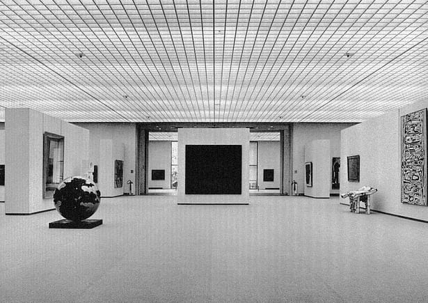 No subtle details, just three enormous, flexible spaces that can be endlessly reconfigured depending on each exhibition’s needs. Bodon created his ‘new wing’ at a time when modern art literally and figuratively required space. The rooms are white and have diffuse lighting from above.