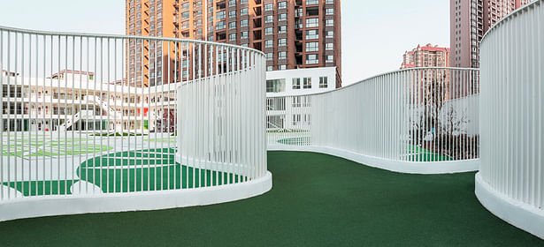 Inside is a children's playground and outside is a community park. © Commune One, Zhang Hetian