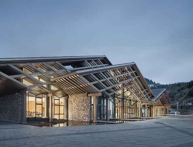 The building abstracts the folded roof from the form of the local residential settlement ©YAO Li