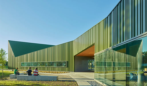 The Art and Administrative building at Thaden School in Bentonville, Arkansas by Marlon Blackwell Architects, EskewDumezRipple, and Andropogon Associates. Image © Timothy Hursley/Courtesy of Marlon Blackwell Architects.