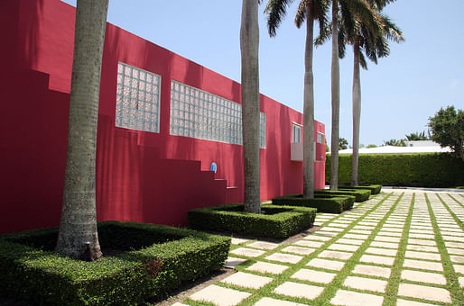 Miami with capital M: Arquitectonica's Pink House, 1976-78. Photo: joevare/<a href="https://www.flickr.com/photos/joevare/4698002109/in/album-72157624305006672/">Flickr</a>