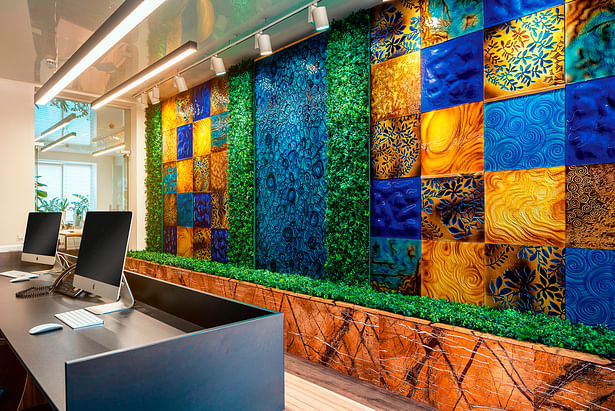 This fountain was conceived as an innovative interior feature for expansive lounge spaces. It artfully combines diverse materials such as glass, natural stones, greenery, and water, creating a multifaceted aesthetic experience.