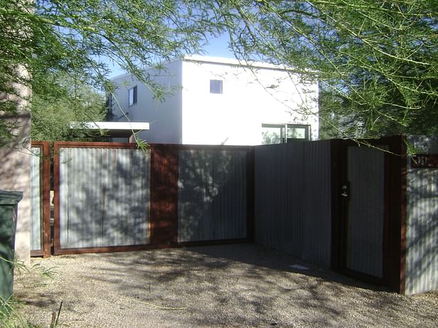 Barrio Sud Alley Car Gate