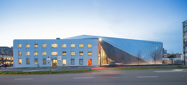 Diller Scofidio + Renfro, UC Berkeley Art Museum and Pacific Film Archive, 2016. View of the Oxford Street facade, with 1939 Art Deco administrative building at left and new stainless steel–clad theater at right. Photo by Iwan Baan.