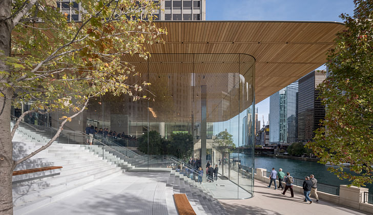 The Chicago Apple Store’s new Michigan Avenue address. The new connecting steps pass uninterrupted into the store’s interior space. Photo (c) Nigel Young Foster + Partners