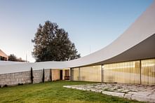 NOARQ creates a curved house for a triangular lot in Portugal