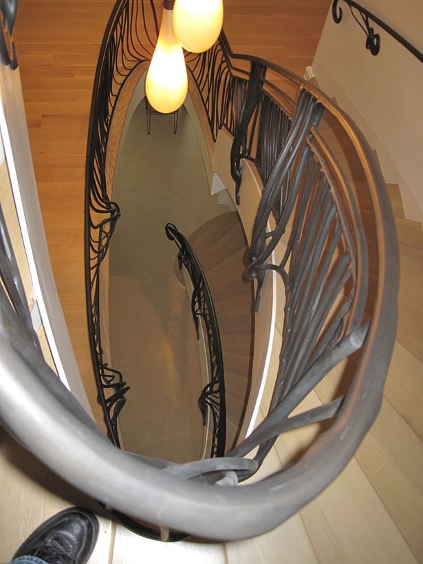 interior: elipse staircase