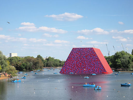 A September 2018 photo of Christo's “London Mastaba” installation floating in Serpentine Lake, Hyde Park, London. Photo: Dmitry Dzhus/Flickr