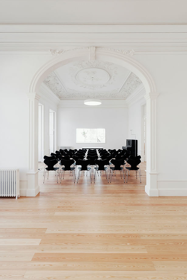 Main floor. Conference room with Grand Prix chairs by Arne Jacobsen. © 2011 – do mal o menos