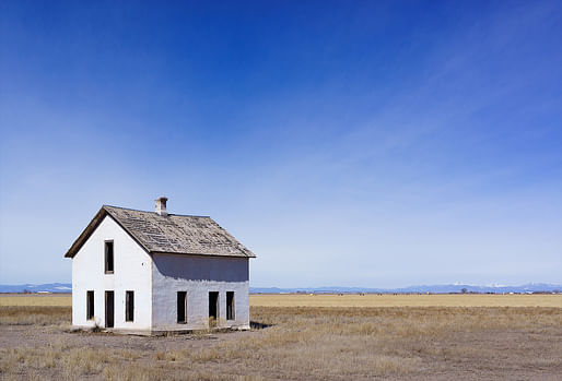 Abandoned house in the San Luis Valley, Colorado. Photo by Wikimedia user Meisam.