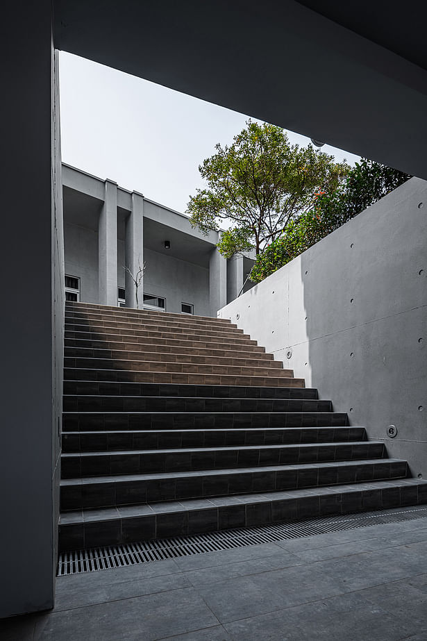 Back building We made a ceremonial corridor with a height of about 6M; because the end of the corridor is a zen room, I hope to present a solemn sense in the corridor.The corridor passes through the bedrooms and auxiliary spaces of other family members.