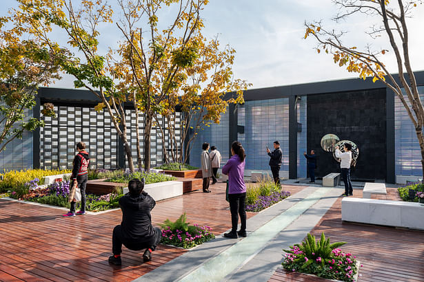 A landscaped roof terrace allows visitors to relax outside when the weather is pleasant. 