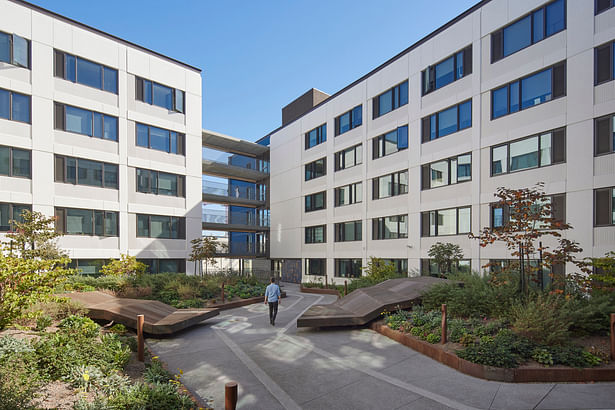 Each building features a landscaped courtyard with plants that thrive in the coastal climate and spaces that encourage outdoor gathering. | © Bruce Damonte