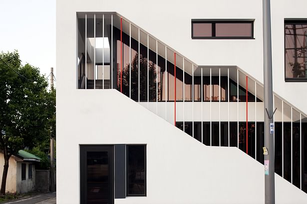 a staircase that goes around the building ©Youngchae Park