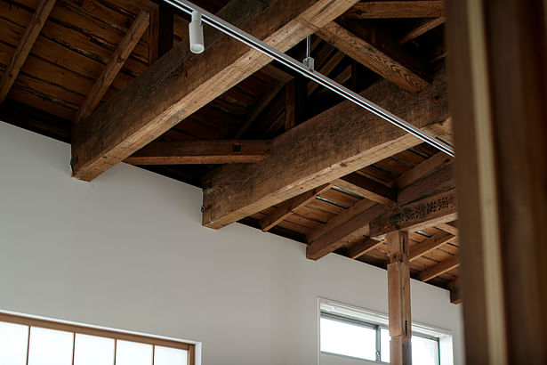We wanted to show more structure in the 1st floor ceiling. This makes the room feel higher and more spacious