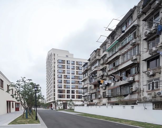 Community with new and old buildings ©Yi Li