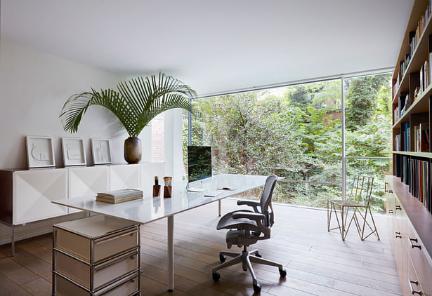 The spacious home office occupies a mezzanine that has been cantilevered over the garden. 