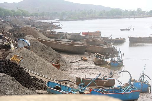 Equipped with suction pumps, or simply cheap manual labor, sand thieves can strip entire beaches of their precious sand. Photo: Sumaira Abdulali/Wikimedia Commons.