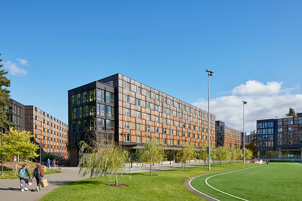 The neighborhood extends an historic campus fabric by weaving together four buildings and accompanying landscapes on a previously isolated part of campus. | © Bruce Damonte