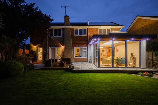 Floating Corner in St Albans, at nighttime. Design and Build by Cool Buildings, Photography by http://www.pascalsirletti.com/