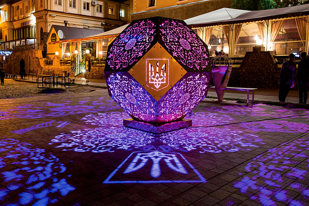 The purpose of this installation was to create a distinctive branded artpiece at the entrance of the restaurant, aimed at enhancing the restaurant’s brand presence. This striking visual statement reinforces the brand’s identity and welcomes guests with a memorable first impression, symbolizing the owner’s commitment to excellence and innovation in both cuisine and ambiance.