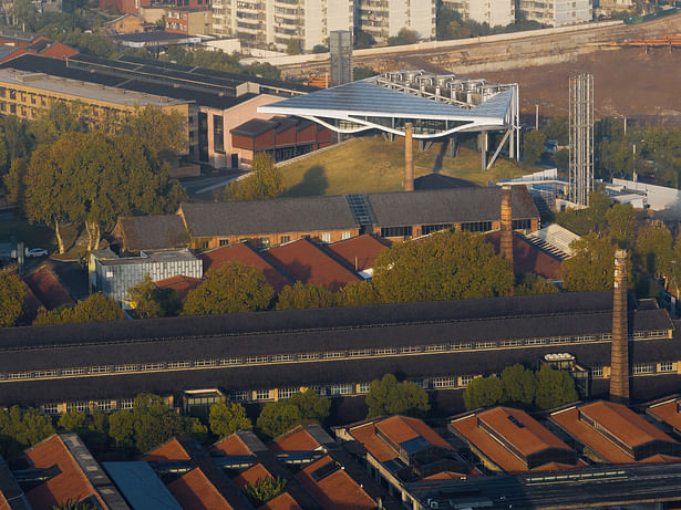 Floating on the industrial heritage campus © 言隅 inspace