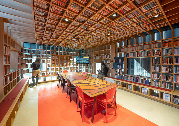 In the intimate Writing Room, books continue seamlessly from the walls onto the ceiling, wrapping the entire space and turning it into an immersive world of literature and language.