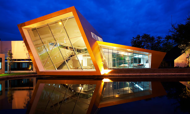 By every time before walking into the building We will see both buildings and reflections on the water, which will see the golden silica crystals that formed a perfect shape.