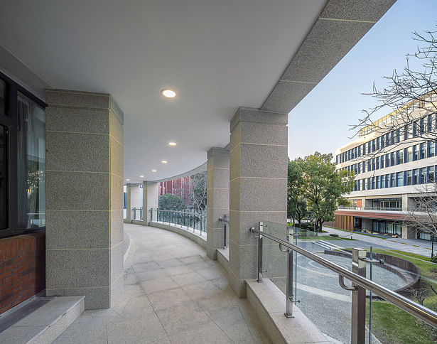 The platform on the second floor of the colonnade is visually interconnected with the second-floor platform of Duzhi Building and the central sunken garden, further extending the space.