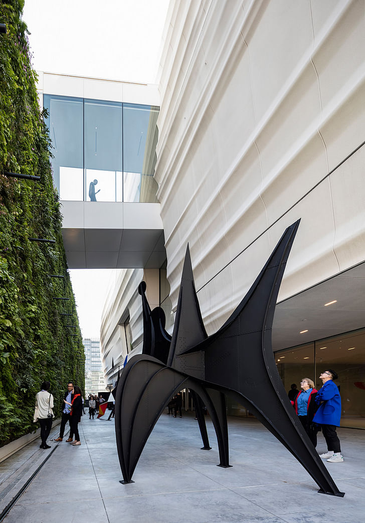 Pat and Bill Wilson Sculpture Terrace featuring Alexander Calder’s sculpture Maquette for Trois Disques (Three Disks), formerly Man (1967) and the living wall, designed by Habitat Horticulture; photo: © Henrik Kam, courtesy SFMOMA.
