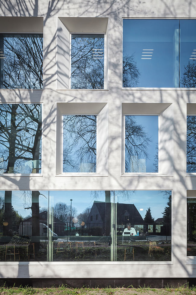 Office in Machelen, Belgium by Wil-Ma Architectenbureau; Photo: Stijn Bollaert