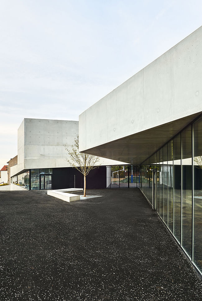 Gymnasium in Clamart, France by Dominique Coulon & associés; Photo: Eugeni Pons