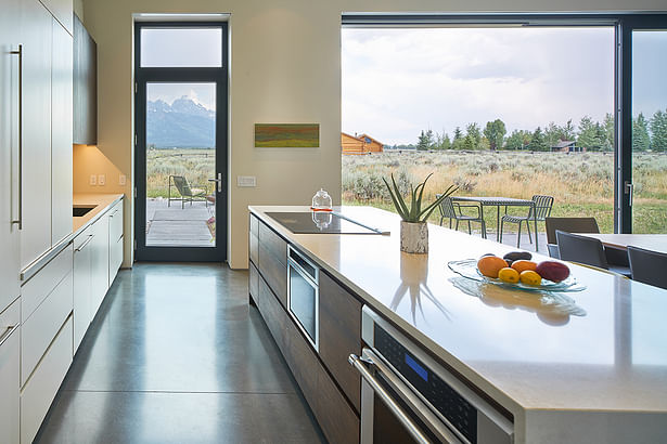 Zola Windows enormous 24-foot triple Lift & Slide door and large fixed units of 8-foot by 10-foot windows–surround the living room and direct one’s gaze to the panoramas unfolding beyond, while retaining an intimate connection with the natural sage-brush landscape. 
