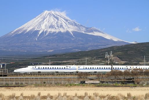 View of a high-speed train in Japan, Image courtesy of Wikimedia user Tansaisuketti 