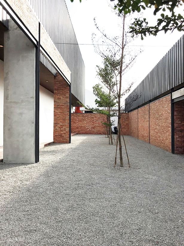 Side Courtyard by PHL Architects