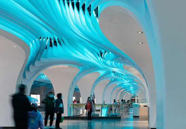 The central axis of the station hall is curved, and each span of columns is slightly different © Shengliang SU