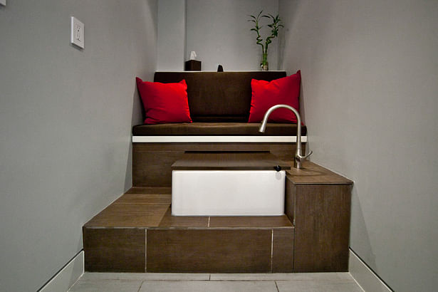 A tiered foot spa elaborates the salon's clients experience of space.