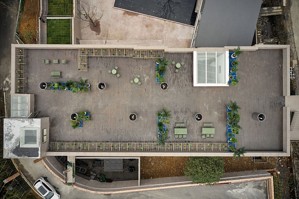 The plant racks are used to enclose multiple groups of leisure spaces on the roof of the main building；Photographs：Jonathan Leijonhufvud
