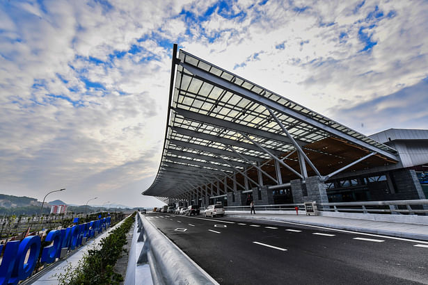 Van Don International Airport, Vietnam has a distinctive jaunty sail-like roof at the airside, while at the kerbside are struts and ties projecting from the pier-like feature columns of the generously glazed canopy.