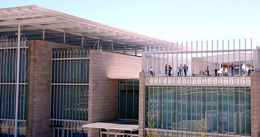 View Renzo Piano's 2009 addition to the Art Institute of Chicago campus.Image courtesy of Wikimedia user Omeomi.