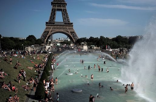 Heat-afflicted Parisians bathe in front of the Eiffel Tower in 2019. Image: U.S. Embassy in France via Wikimedia Commons